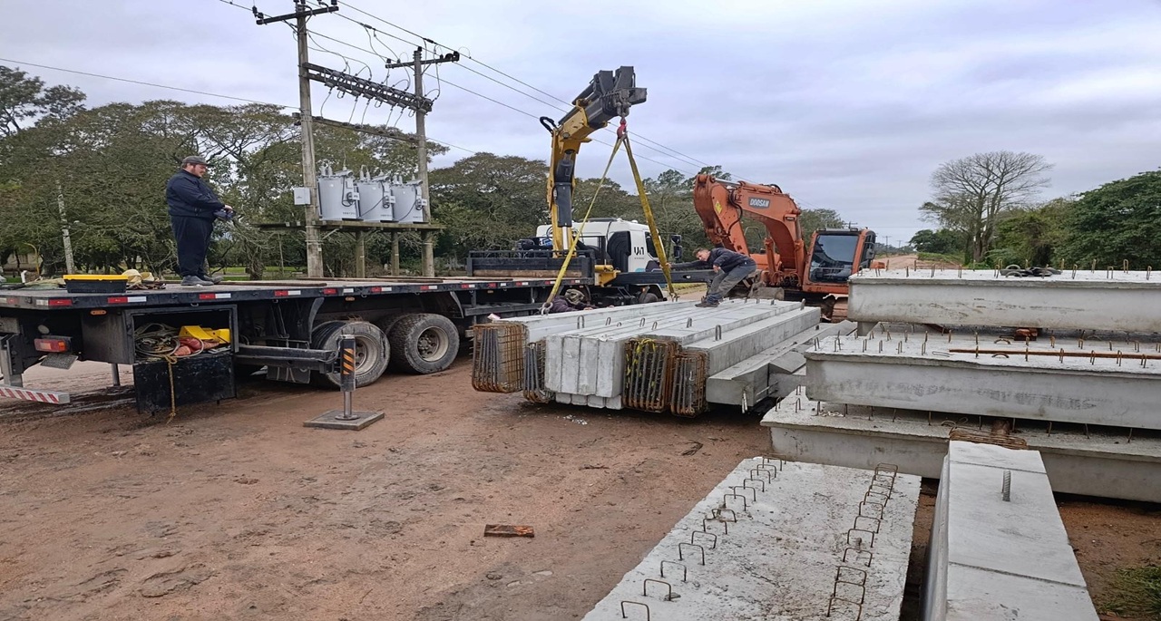 Ppré-moldados da nova ponte sob o Arroio Duro