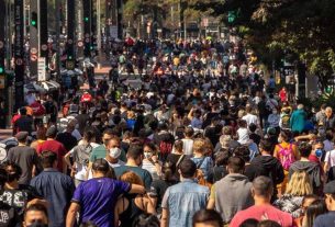 O movimento da Avenida Paulista aos domingos, quando é aberta para pedestres