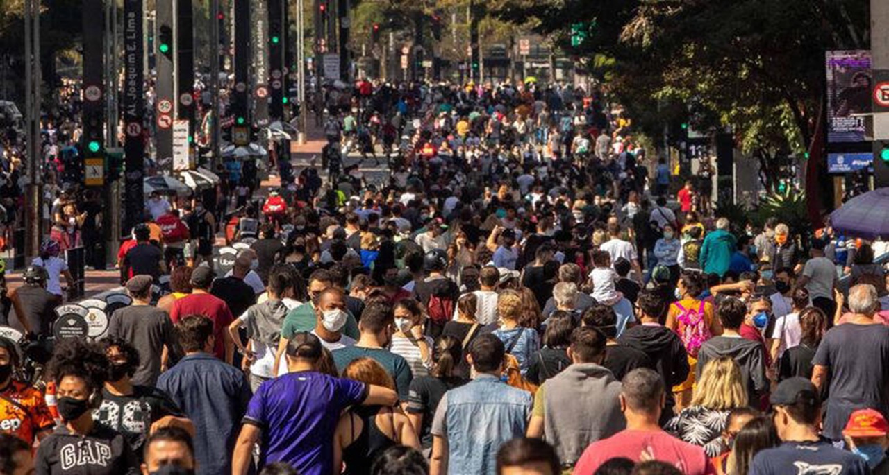 O movimento da Avenida Paulista aos domingos, quando é aberta para pedestres