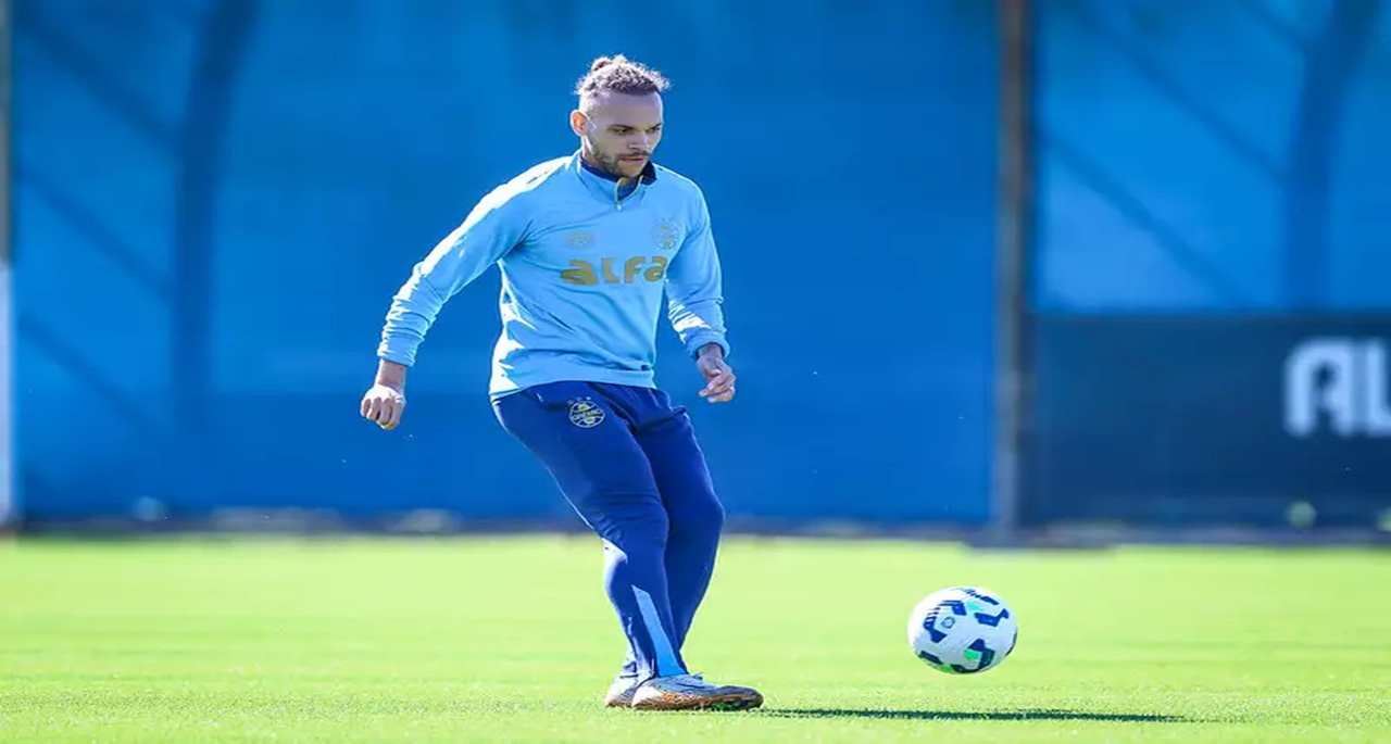 A expulsão de Carlos Vinícius abre caminho para o retorno de Braithwaite (foto) ao time titular