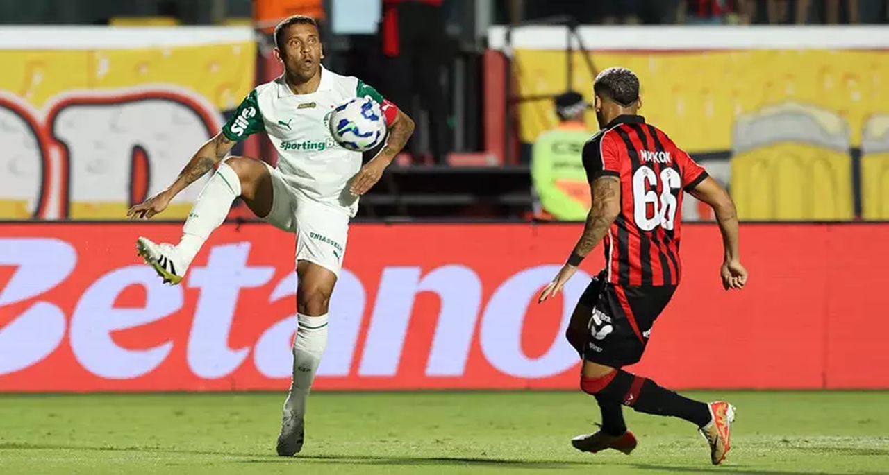 Marcos Rocha chega ao Grêmio para encerrar a improvisação na lateral direita.