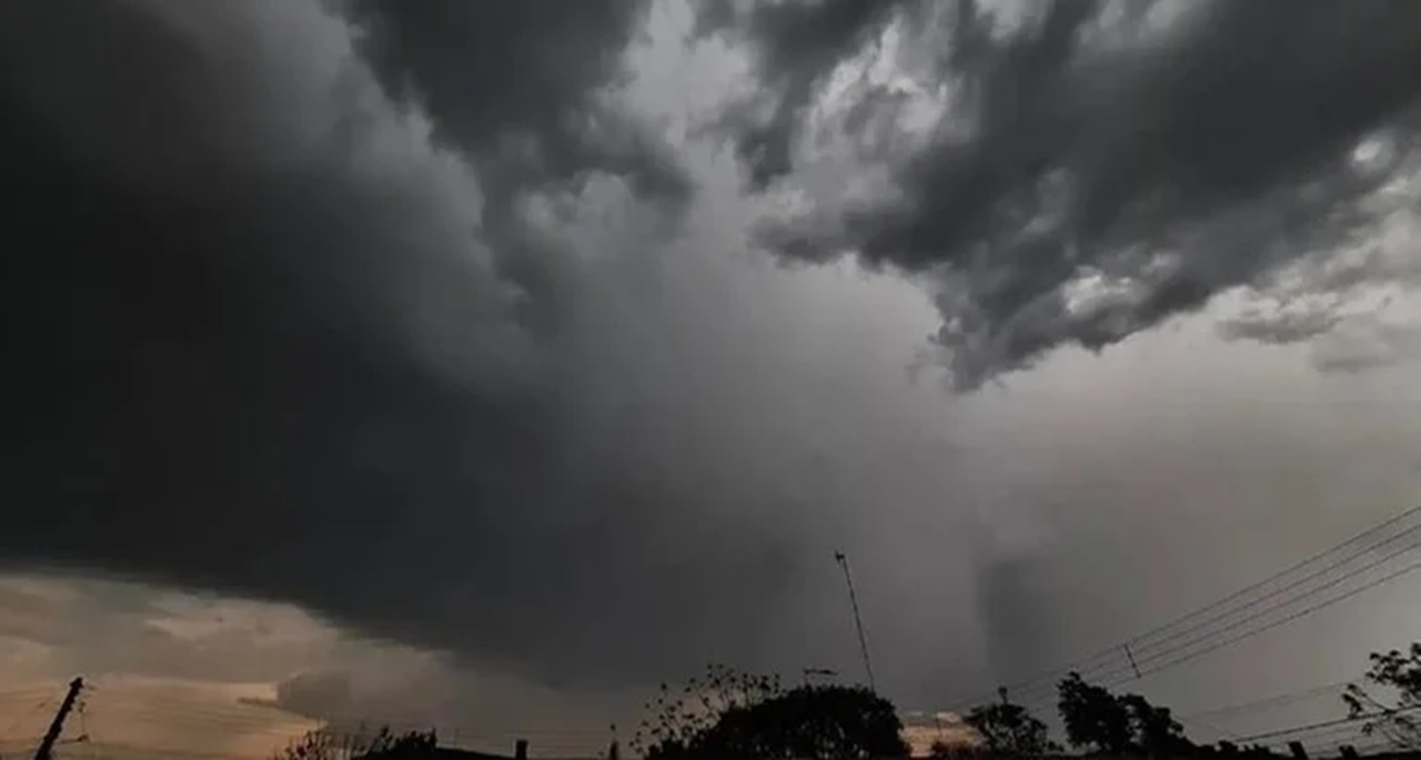Nuvens escuras cobriram Uruguaiana na manhã de hoje com chuva e trovoadas | Foto: Douglas Cunhas/Reprodução/MetSul