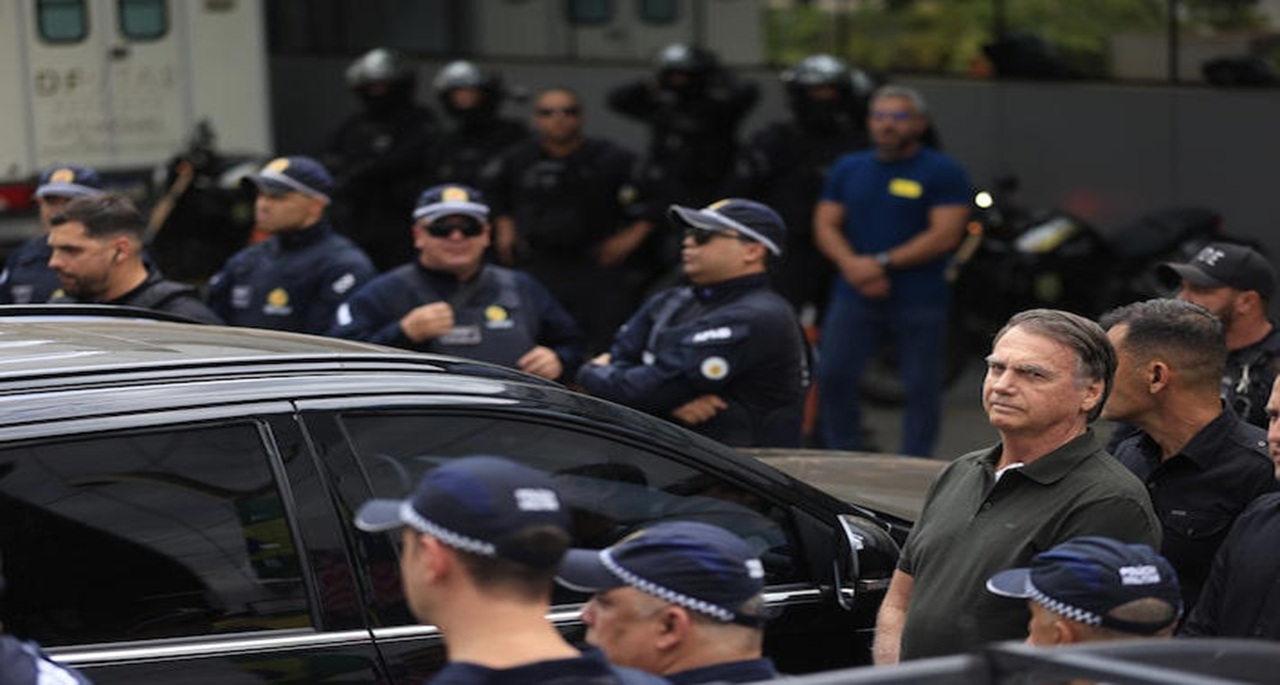 Ex-presidente Bolsonaro deixa o Hospital DF Star, em Brasília, acompanhado por escolta policial.