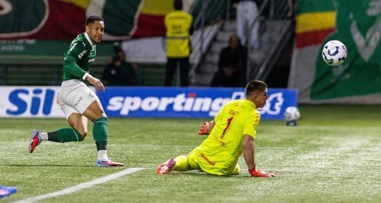 Vitor Roque abriu o placar para o Palmeiras logo aos 3 minutos