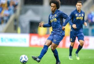 Willian tem fratura no pé