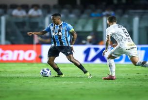 Edenilson na Vila Belmiro marca o gol do Grêmio.