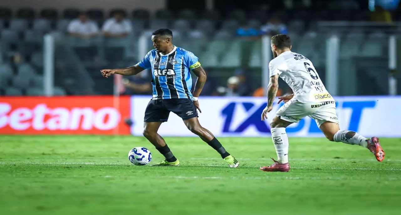 Edenilson na Vila Belmiro marca o gol do Grêmio.