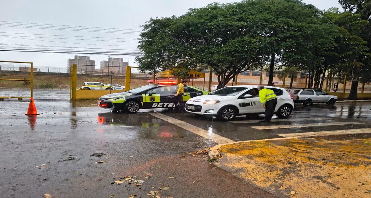 Candidato à CNH vai dirigindo até o Detran para fazer prova teórica