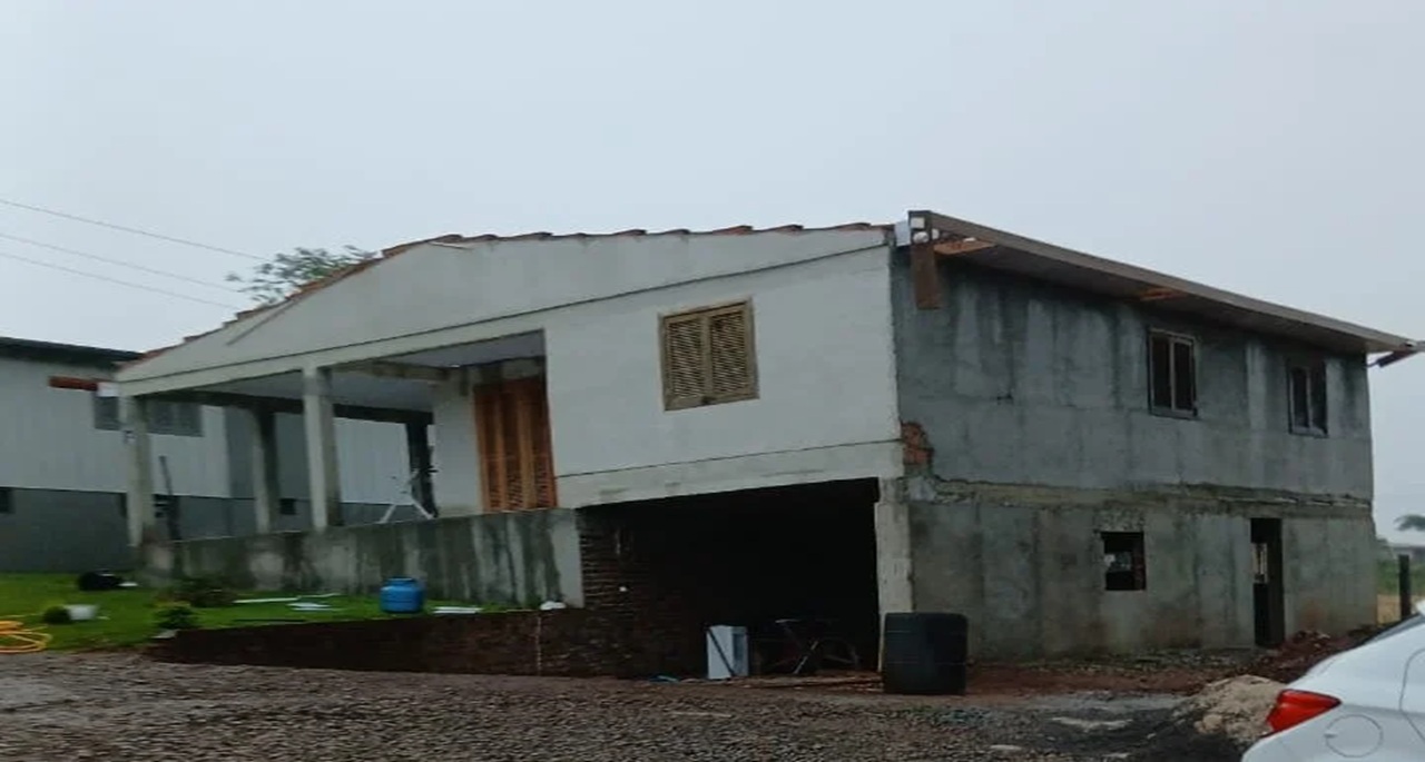 Em Espumoso, casas ficaram destelhadas após temporal neste domingo, 16