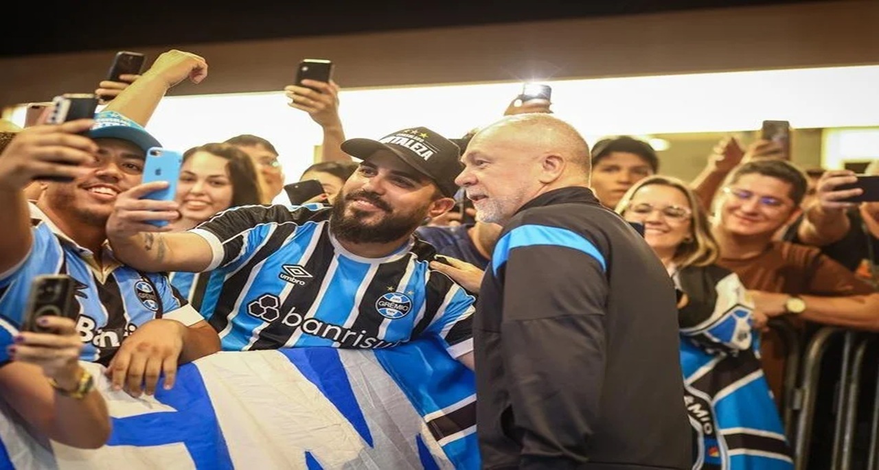 Mano Menezes tem futuro incerto no Grêmio para 2026