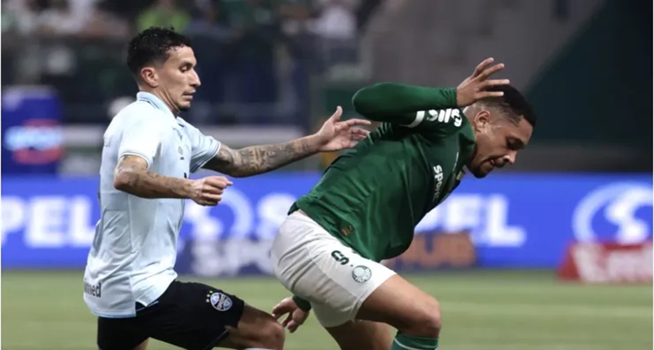 Vitor Roque jogador do Palmeiras disputa lance com Dodi jogador do Gremio