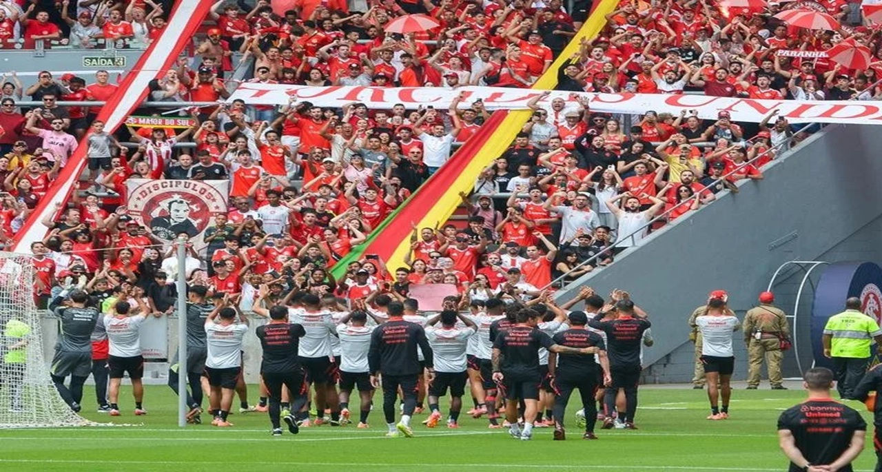 grupo colorado treinou no Beira-Rio com o apoio da torcida colorada