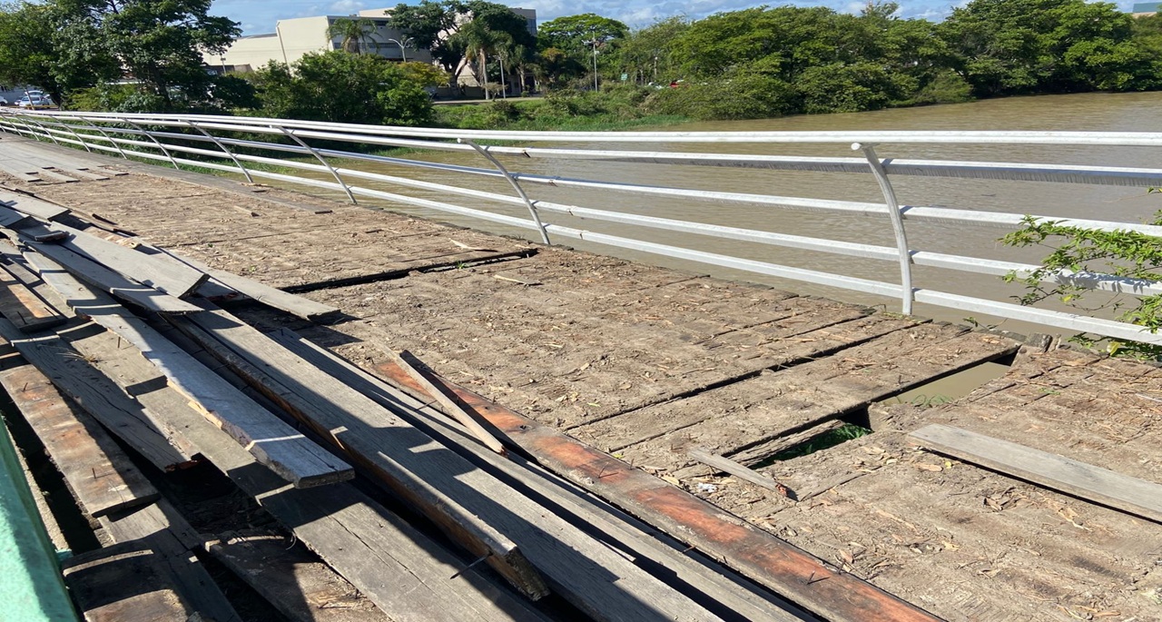 reforma na passarela da ponte Francisco Alcides Dias.