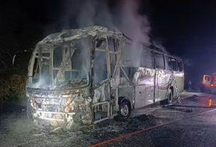 Ônibus com equipe de vôlei pegou fogo na BR-158 no RS