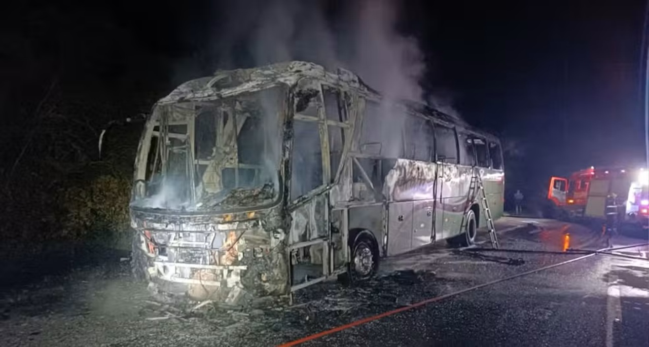 Ônibus com equipe de vôlei pegou fogo na BR-158 no RS