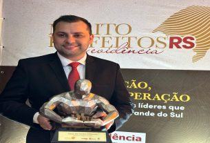 Prefeito-Abner-Dillman-recebe-Premio-Merito-Prefeitos-RS-em-Evidencia-Imem-Divulgacao.