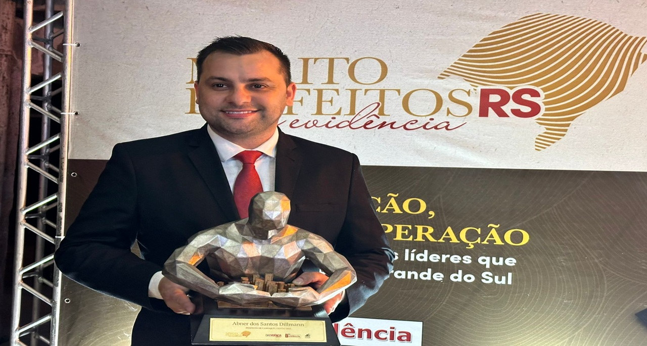 Prefeito-Abner-Dillman-recebe-Premio-Merito-Prefeitos-RS-em-Evidencia-Imem-Divulgacao.