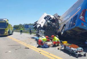 Colisão entre caminhão e ônibus