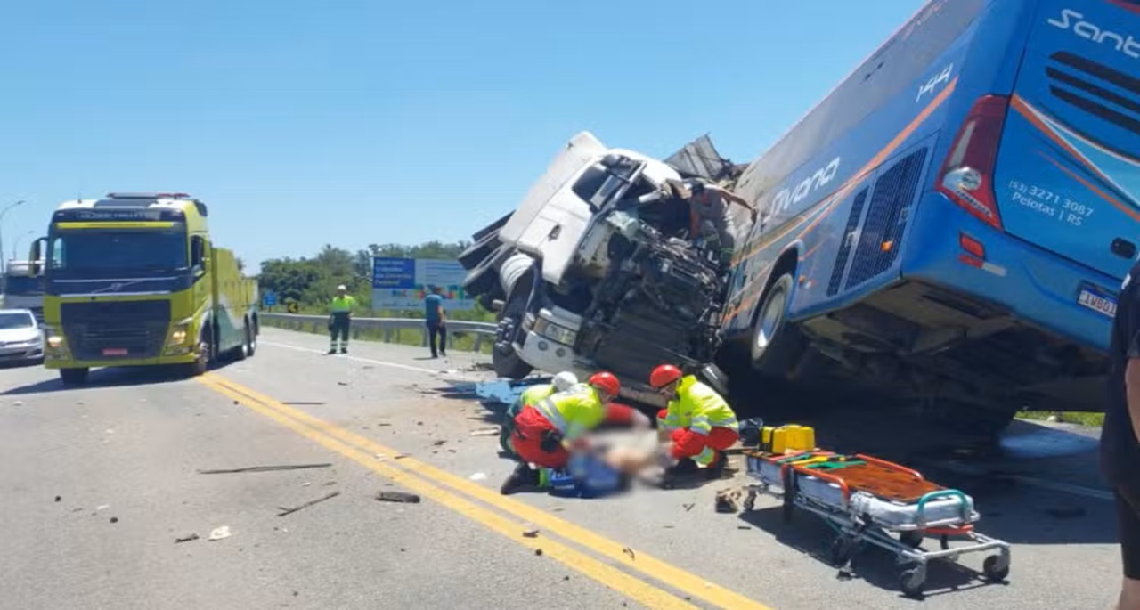 Colisão entre caminhão e ônibus