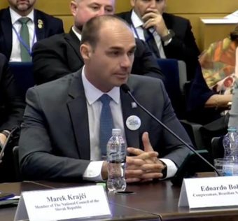 Com mandato cassado, Eduardo Bolsonaro se apresenta como deputado no Parlamento de Israel