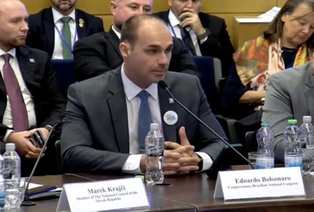 Com mandato cassado, Eduardo Bolsonaro se apresenta como deputado no Parlamento de Israel