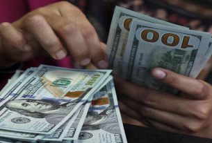 Dólar fecha no menor valor desde maio de 2024