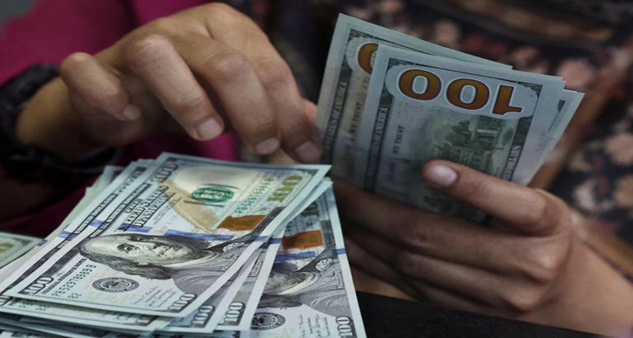 Dólar fecha no menor valor desde maio de 2024