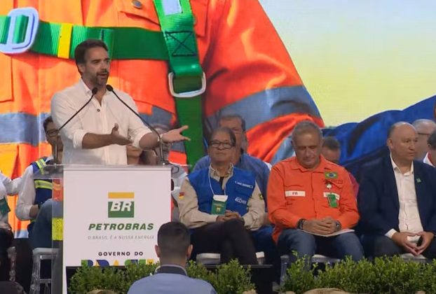 Eduardo Leite é vaiado em evento com Lula