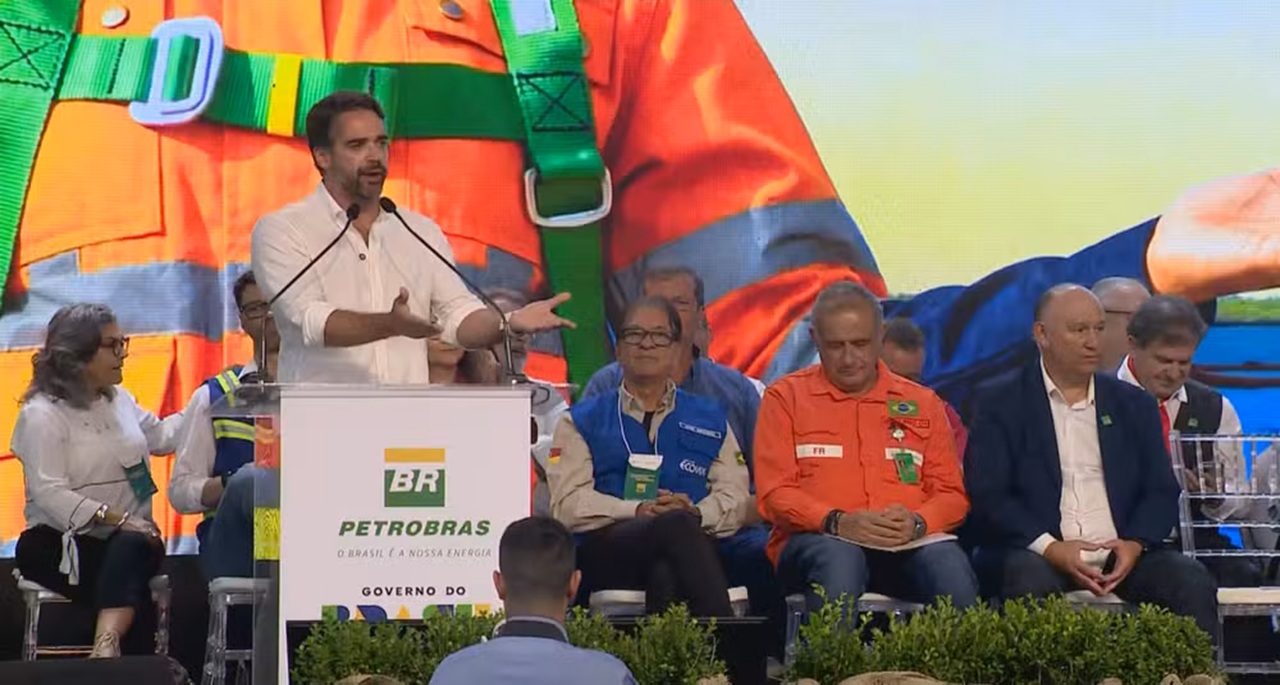 Eduardo Leite é vaiado em evento com Lula