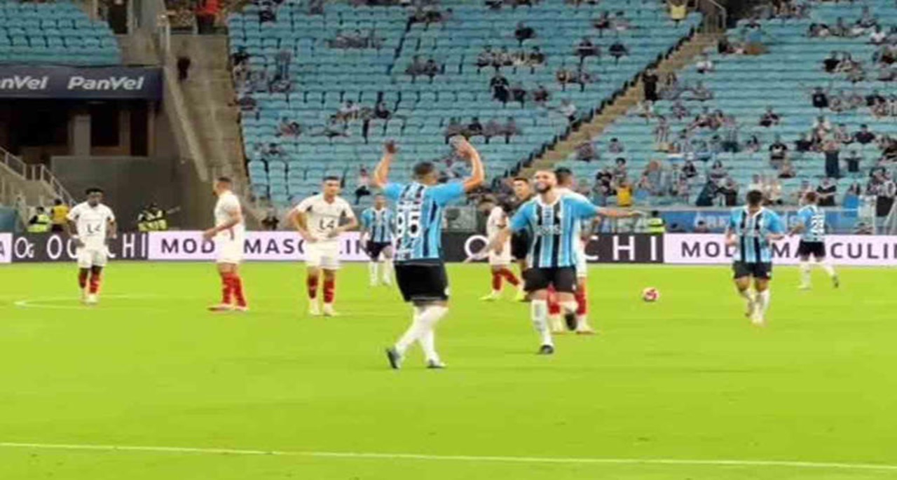 Grêmio atropela o São Luiz com hat-trick de Carlos Vinícius