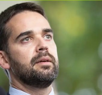 Eduardo Leite permanece no governo do RS