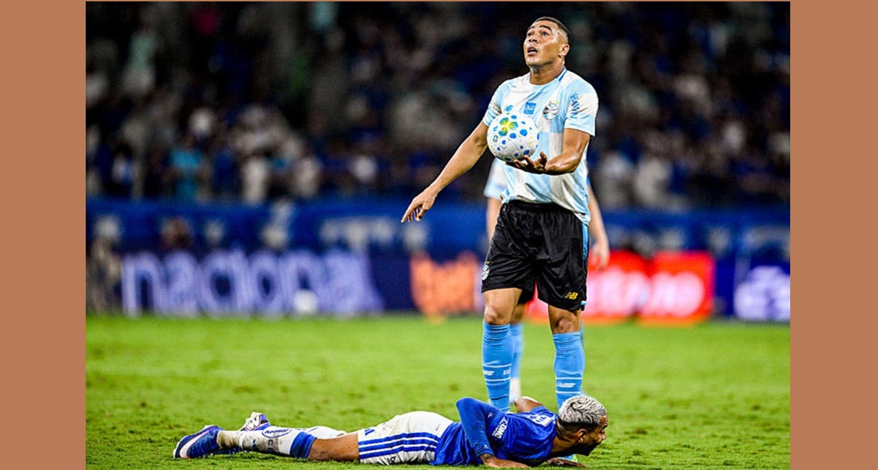 Carlos Vinícius faz dura defesa de Luís Castro após derrota