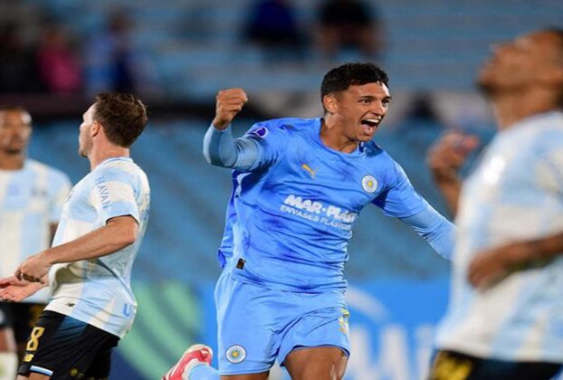 Eduardo Aguero fez o gol que deu a vitória aos uruguaios.