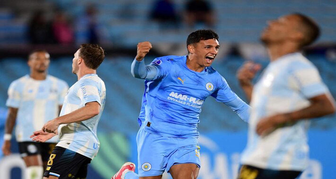 Eduardo Aguero fez o gol que deu a vitória aos uruguaios.