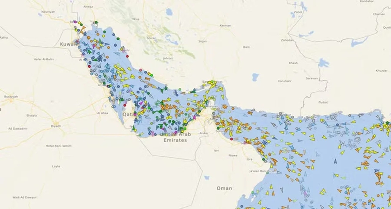 o Estreito de Ormuz voltou a registrar a movimentação de navios.