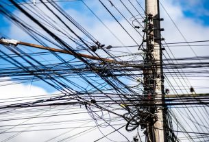 Cabos de internet em postes