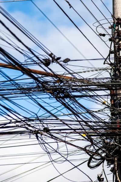 Cabos de internet em postes