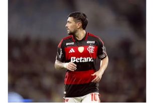Arrascaeta é um dos desfalques do Flamengo para o duelo na Arena