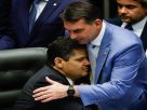 Flávio Bolsonaro cumprimenta Davi Alcolumbre