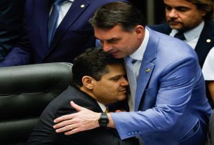 Flávio Bolsonaro cumprimenta Davi Alcolumbre