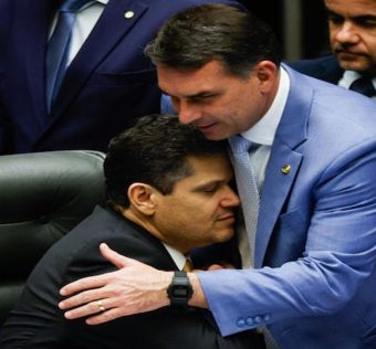 Flávio Bolsonaro cumprimenta Davi Alcolumbre