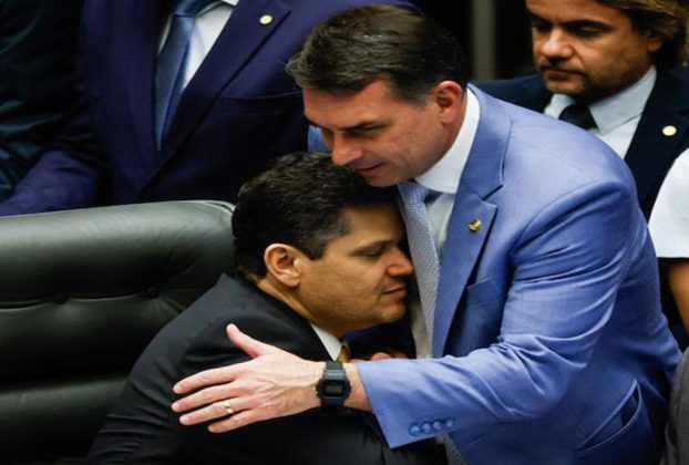Flávio Bolsonaro cumprimenta Davi Alcolumbre