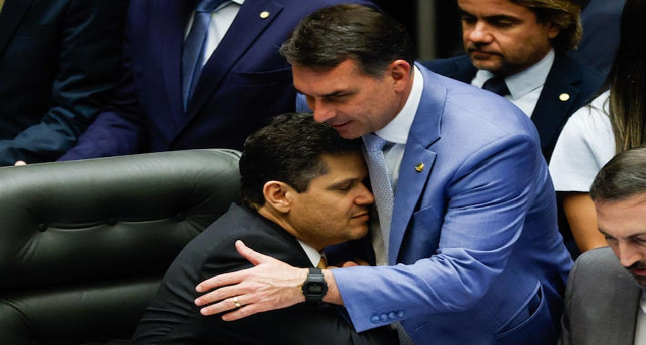 Flávio Bolsonaro cumprimenta Davi Alcolumbre