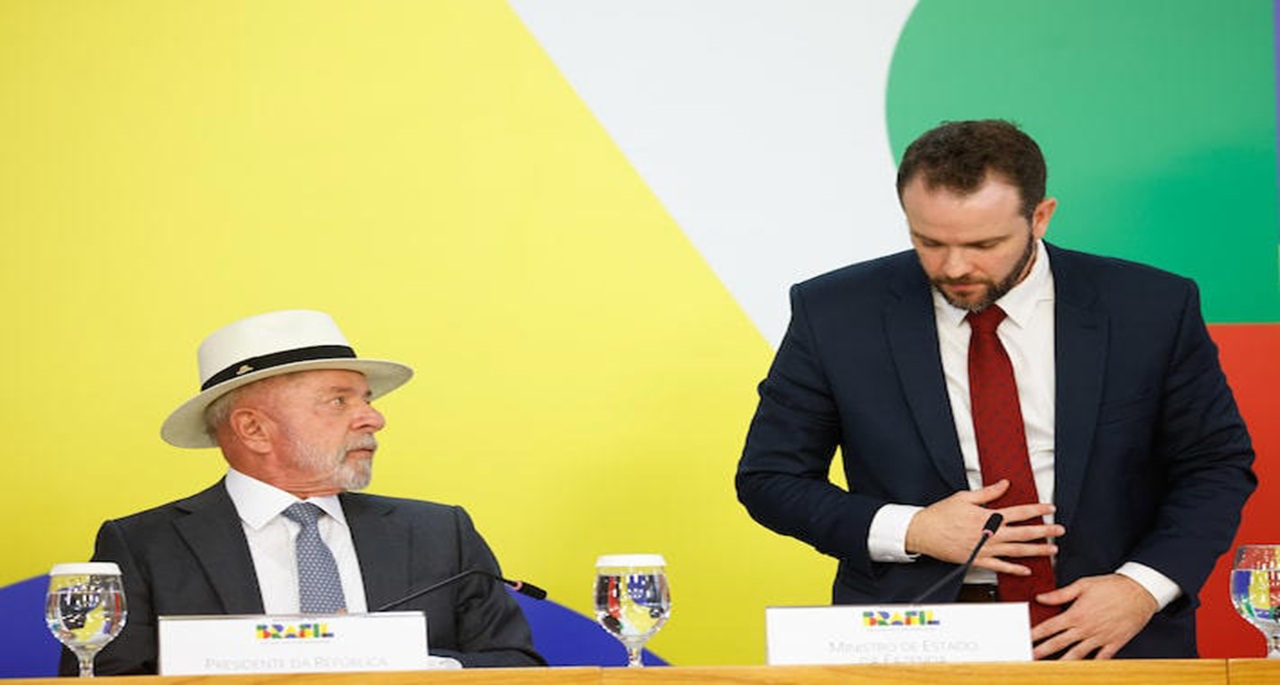 O presidente Lula e o ministro Dario Durigan (Fazenda)