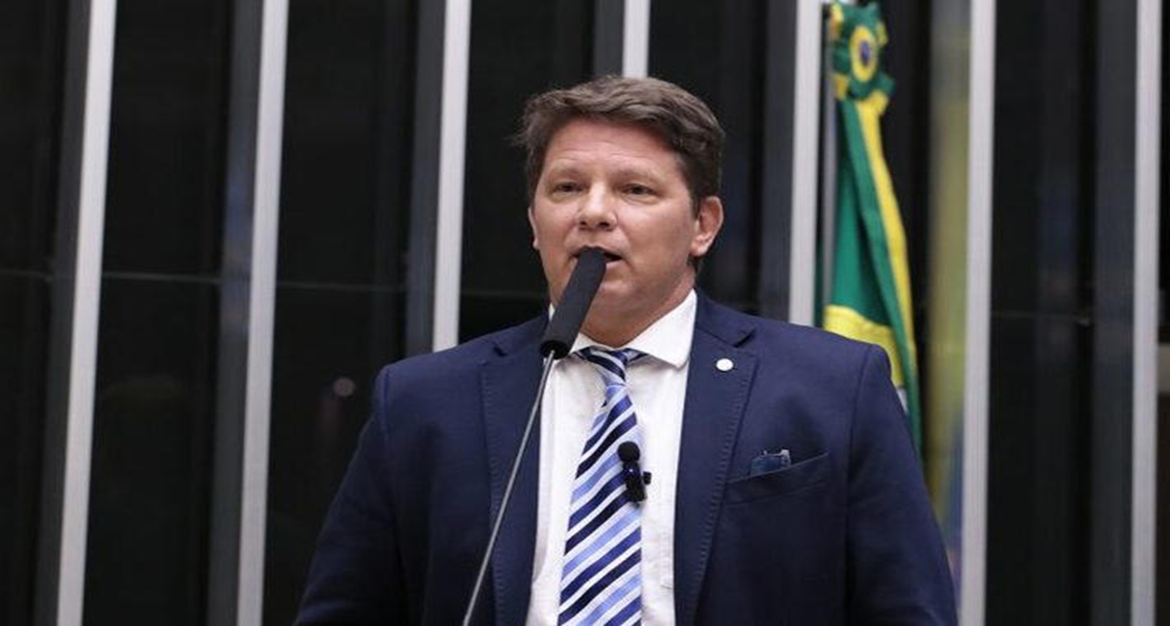 'rachadinha' em gabinete de deputado Mário Frias