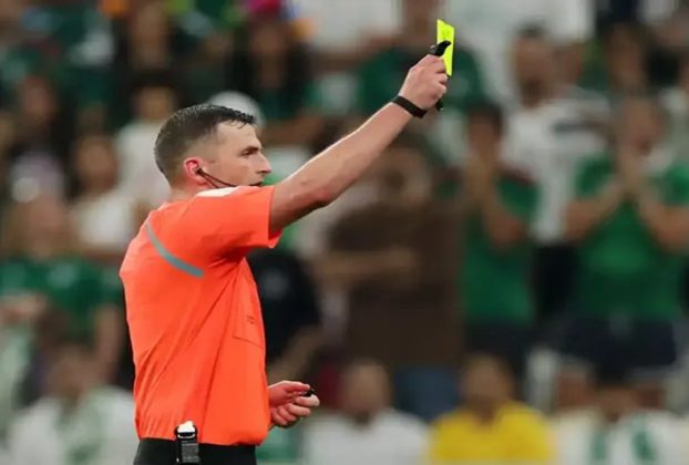Árbitro exibe cartão amarelo em partida da Copa do Mundo de 2026 (Foto: Instagram)