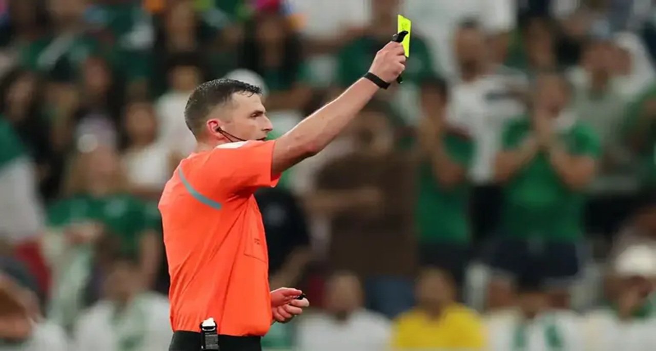 Árbitro exibe cartão amarelo em partida da Copa do Mundo de 2026 (Foto: Instagram)