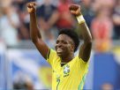 © Vini Jr ergue as duas mãos, de punho fechado, comemorando gol do Brasil contra a Escócia na Copa do Mundo (Foto: PATRICIA DE MELO MOREIRA / AFP)