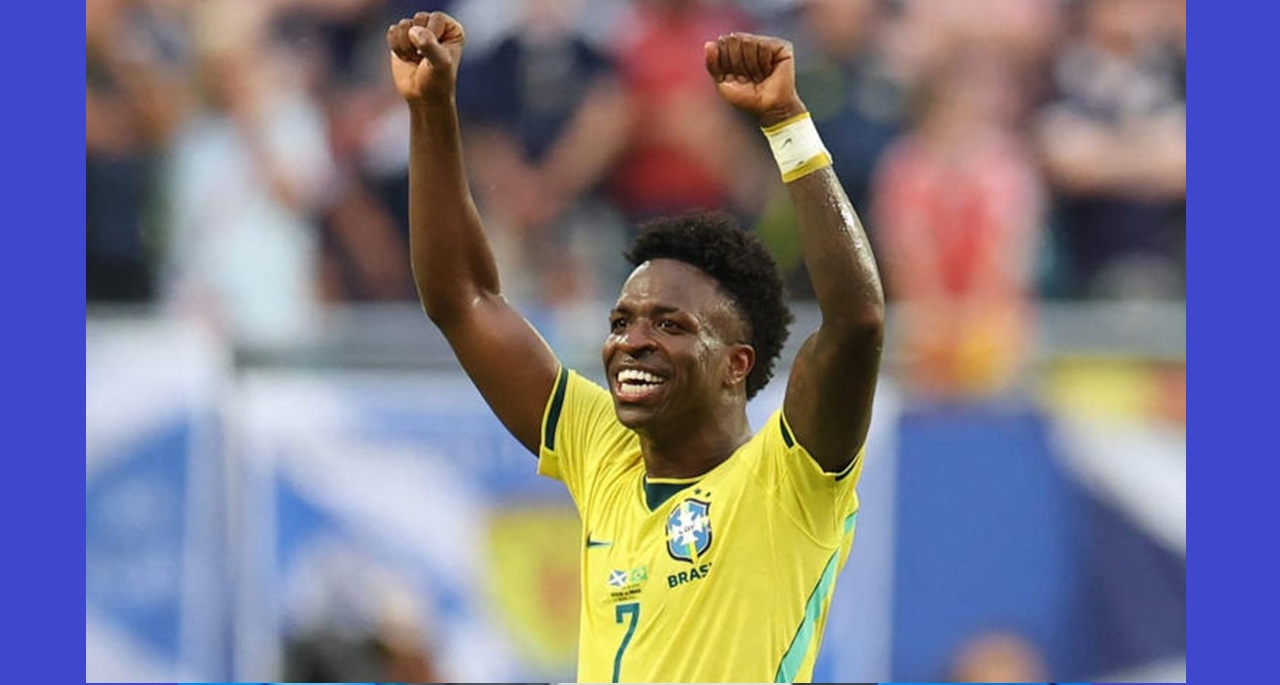 © Vini Jr ergue as duas mãos, de punho fechado, comemorando gol do Brasil contra a Escócia na Copa do Mundo (Foto: PATRICIA DE MELO MOREIRA / AFP)
