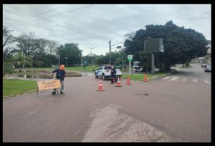 Rompimento de uma rede de abastecimento de água.